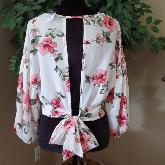 NWT Rue 21- Beautiful floral blouse - Picture 2 of 4